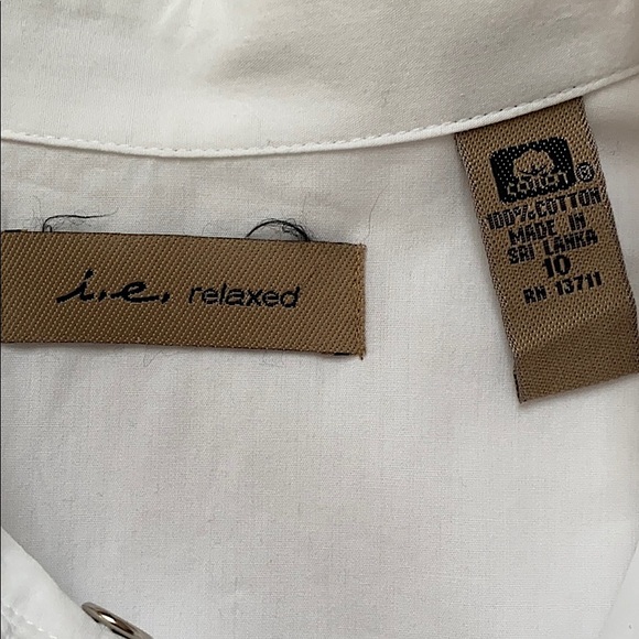 Partial button down, collared blouse. - Picture 4 of 5